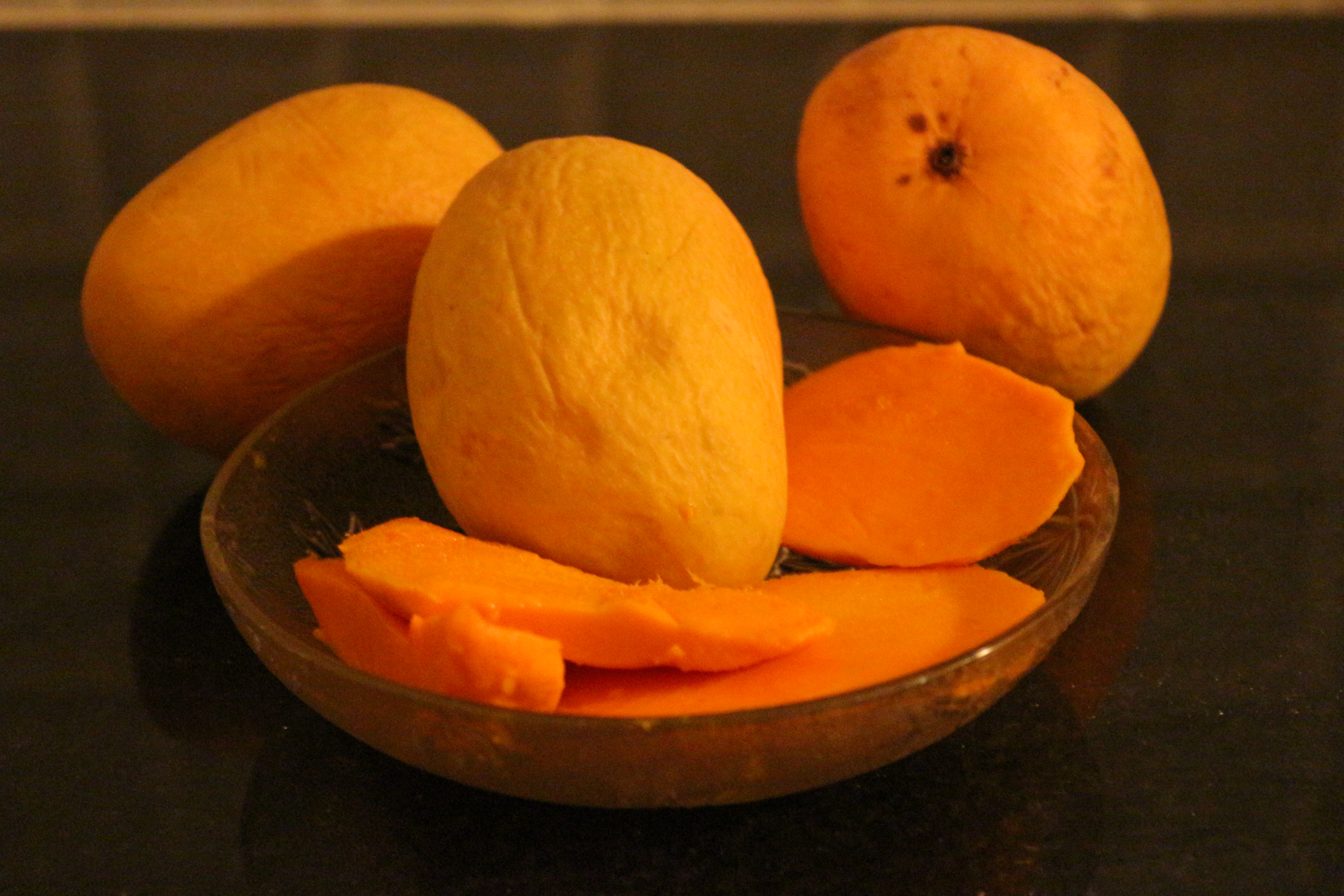 Оранжевый фрукт похожий. Кобояси манго. Манго оранжевый. Апельсиновое манго фрукт. Фрукт похожий на манго.